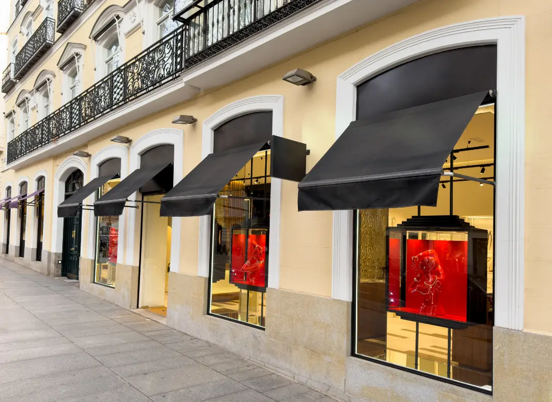 Façade vitrine de magasin en aluminium sur mesure à Montendre